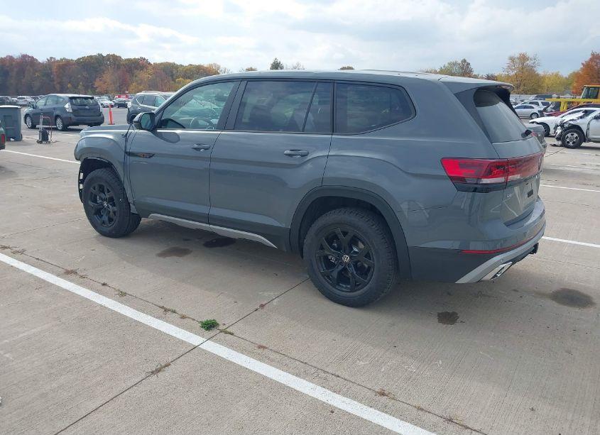 Photo 3 of 2024 Volkswagen Atlas 2.0T PEAK EDITION SE W/TECHNOLOGY (VIN 1V2CR2CA6RC589553)
