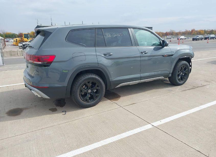 Photo 4 of 2024 Volkswagen Atlas 2.0T PEAK EDITION SE W/TECHNOLOGY (VIN 1V2CR2CA6RC589553)