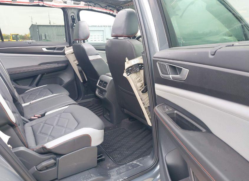 Photo 8 of 2024 Volkswagen Atlas 2.0T PEAK EDITION SE W/TECHNOLOGY (VIN 1V2CR2CA6RC589553)