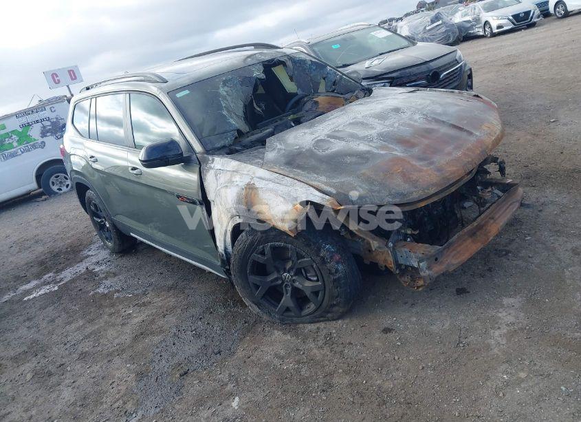 2024 Volkswagen Atlas 2.0T PEAK EDITION SE W/TECHNOLOGY (VIN 1V2CR2CA7RC573331) main photo