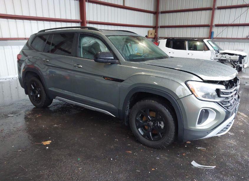 2024 Volkswagen Atlas 2.0T PEAK EDITION SE W/TECHNOLOGY (VIN 1V2CR2CA7RC586547) main photo