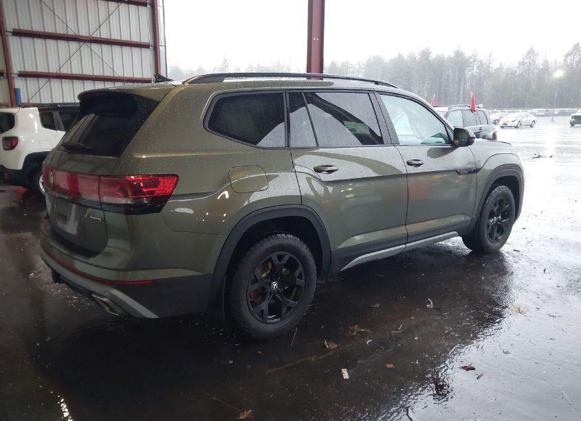 Photo 4 of 2024 Volkswagen Atlas 2.0T PEAK EDITION SE W/TECHNOLOGY (VIN 1V2CR2CA7RC586547)