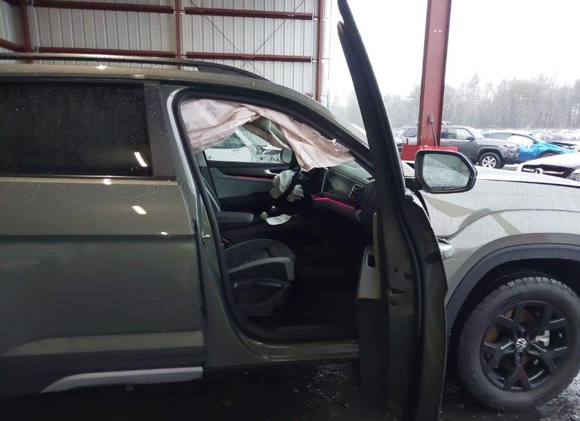 Photo 5 of 2024 Volkswagen Atlas 2.0T PEAK EDITION SE W/TECHNOLOGY (VIN 1V2CR2CA7RC586547)