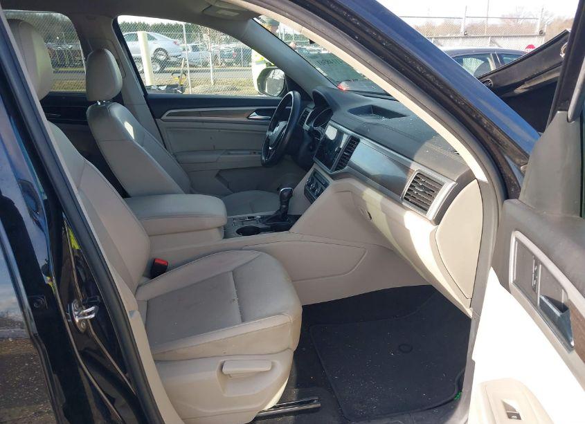 Photo 5 of 2018 Volkswagen Atlas 2.0T SE/2.0T SE W/TECHNOLOGY (VIN 1V2DP2CA2JC599396)