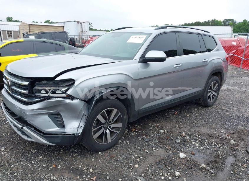 Photo 2 of 2022 Volkswagen Atlas 2.0T SE (VIN 1V2DP2CA2NC531329)