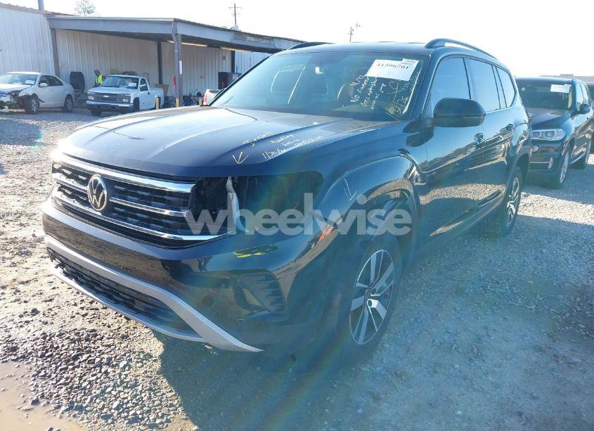 Photo 2 of 2022 Volkswagen Atlas 2.0T SE (VIN 1V2DP2CA4NC532255)
