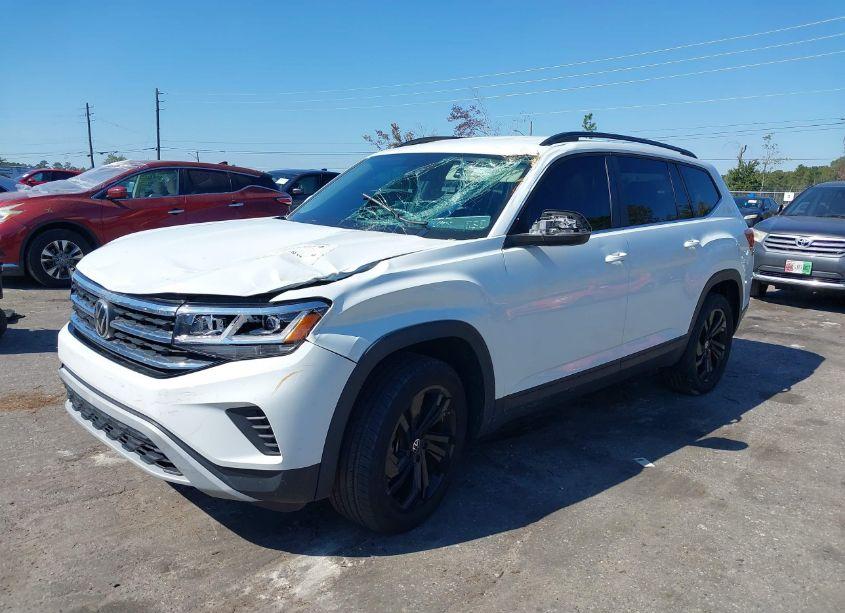 Photo 2 of 2022 Volkswagen Atlas 2.0T SE (VIN 1V2DP2CA5NC547220)