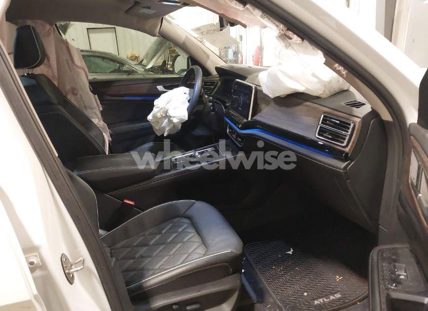 Photo 5 of 2024 Volkswagen Atlas 2.0T SEL PREMIUM R-LINE (VIN 1V2FR2CA0RC507586)