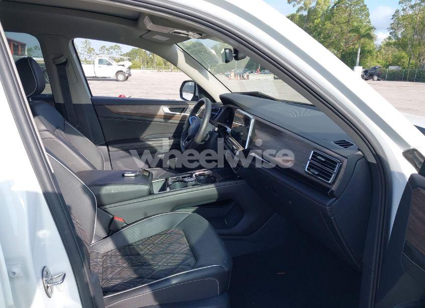 Photo 5 of 2024 Volkswagen Atlas 2.0T SEL PREMIUM R-LINE (VIN 1V2FR2CA4RC573042)