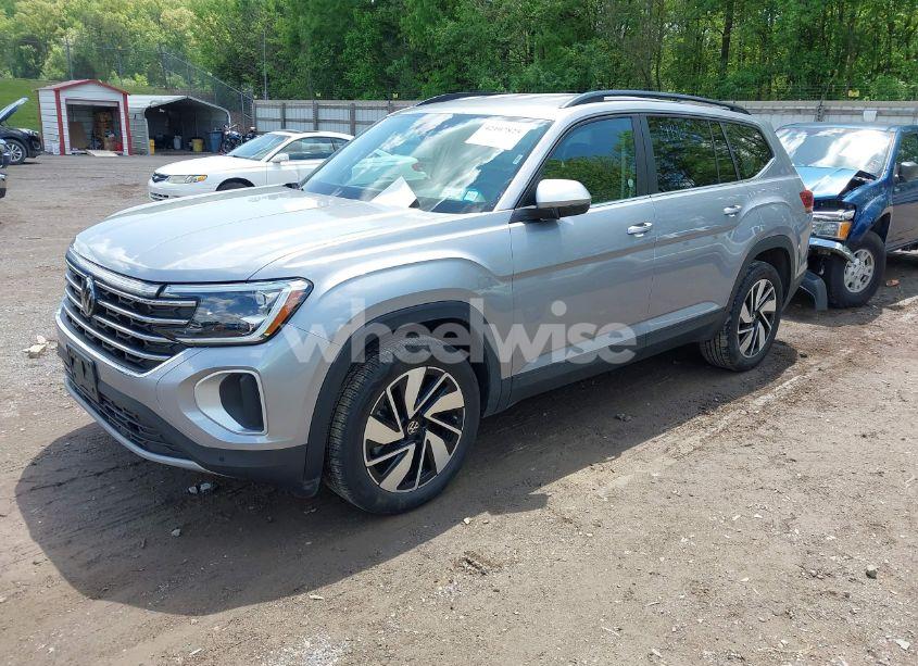 Photo 2 of 2024 Volkswagen Atlas 2.0T SE W/TECHNOLOGY (VIN 1V2HR2CA4RC577309)