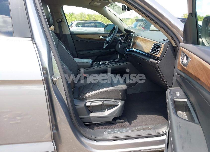 Photo 5 of 2024 Volkswagen Atlas 2.0T SE W/TECHNOLOGY (VIN 1V2HR2CA4RC577309)