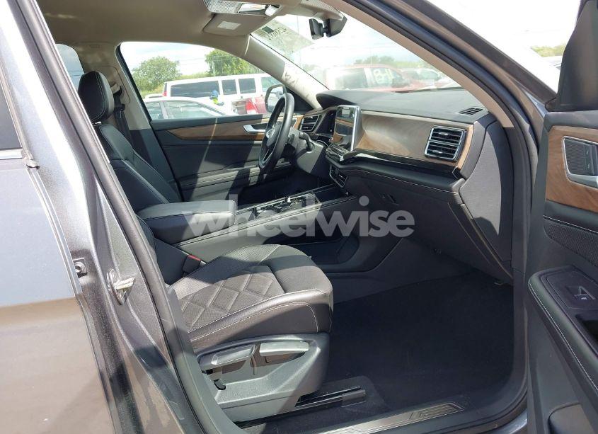 Photo 5 of 2024 Volkswagen Atlas 2.0T SE W/TECHNOLOGY (VIN 1V2HR2CA8RC563655)