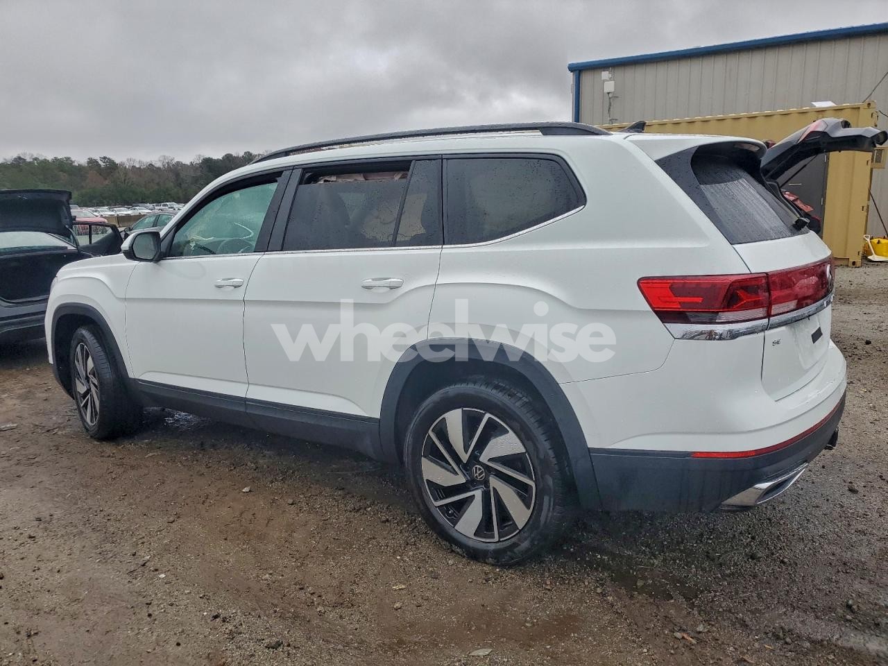 Photo 2 of 2025 VOLKSWAGEN ATLAS SE (VIN 1V2HR2CA8SC533741)