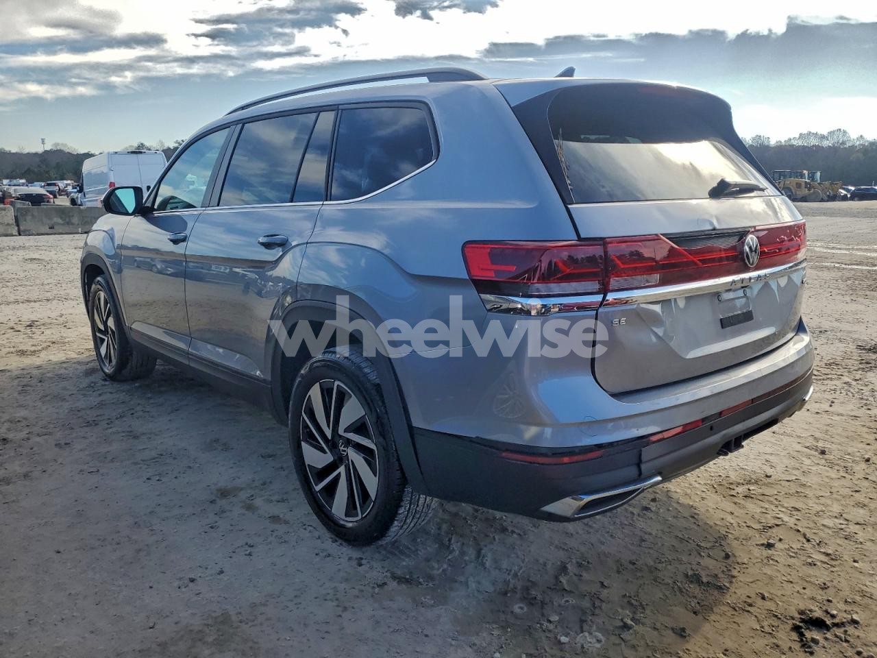 Photo 2 of 2025 VOLKSWAGEN ATLAS SE (VIN 1V2HR2CA9SC533652)