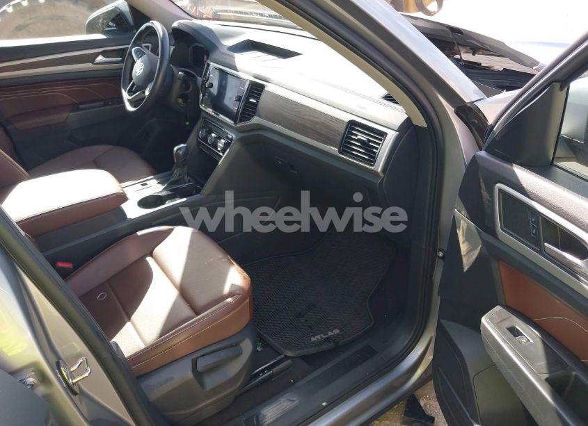 Photo 5 of 2022 Volkswagen Atlas 2.0T SE W/TECHNOLOGY (VIN 1V2JP2CA4NC514163)