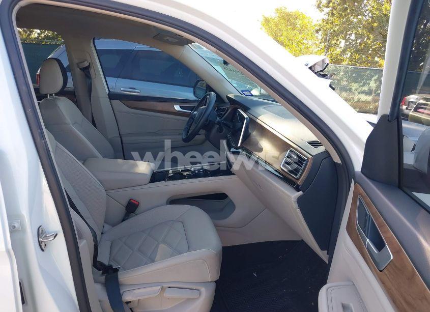 Photo 5 of 2024 Volkswagen Atlas 2.0T SE W/TECHNOLOGY (VIN 1V2JR2CA3RC502909)