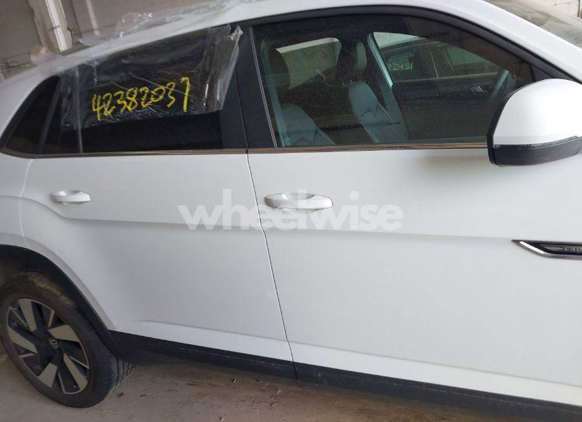 Photo 13 of 2024 Volkswagen Atlas CROSS SPORT 2.0T SE W/TECHNOLOGY (VIN 1V2KE2CA4RC208435)