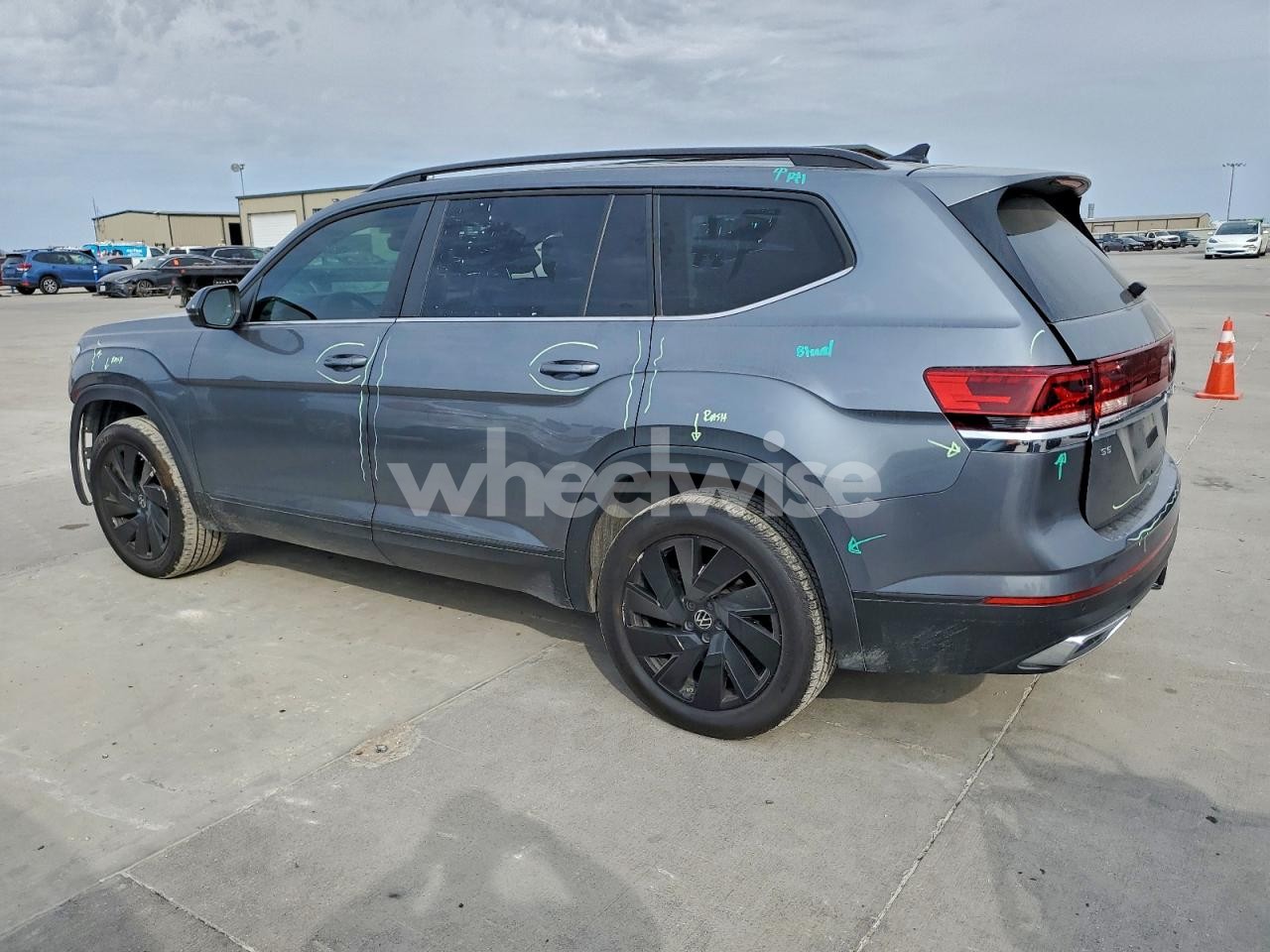 Photo 2 of 2024 VOLKSWAGEN ATLAS SE (VIN 1V2KR2CA0RC607377)