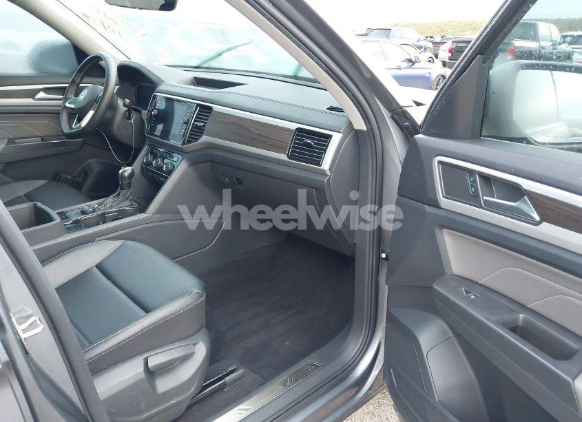 Photo 5 of 2022 Volkswagen Atlas 3.6L V6 SE W/TECHNOLOGY (VIN 1V2KR2CA5NC512646)