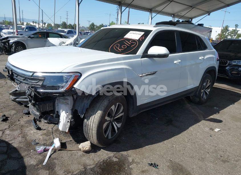 Photo 2 of 2024 Volkswagen Atlas CROSS SPORT 2.0T SE (VIN 1V2LE2CA0RC249150)