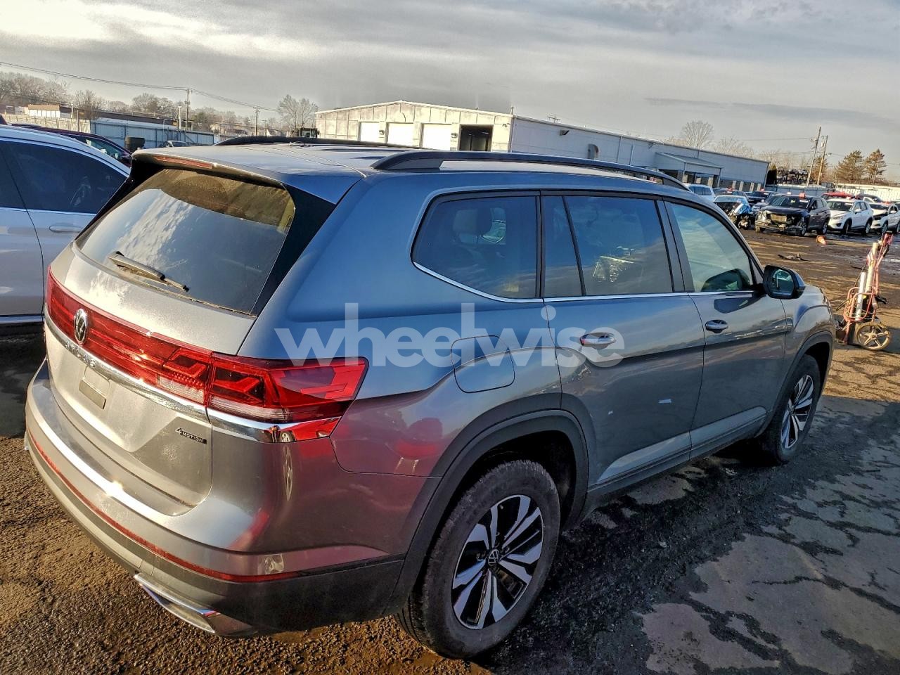 Photo 3 of 2025 VOLKSWAGEN ATLAS SE (VIN 1V2LR2CA9SC523925)