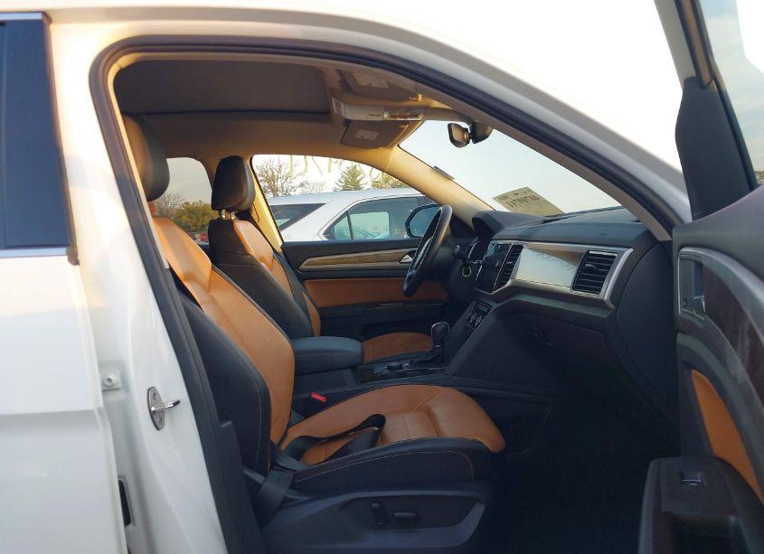 Photo 5 of 2019 Volkswagen Atlas 3.6L V6 SEL PREMIUM (VIN 1V2NR2CA7KC620744)