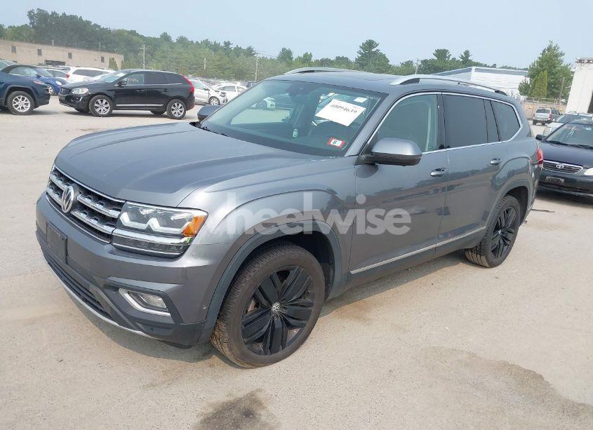 Photo 2 of 2019 Volkswagen Atlas 3.6L V6 SEL PREMIUM (VIN 1V2NR2CAXKC613643)