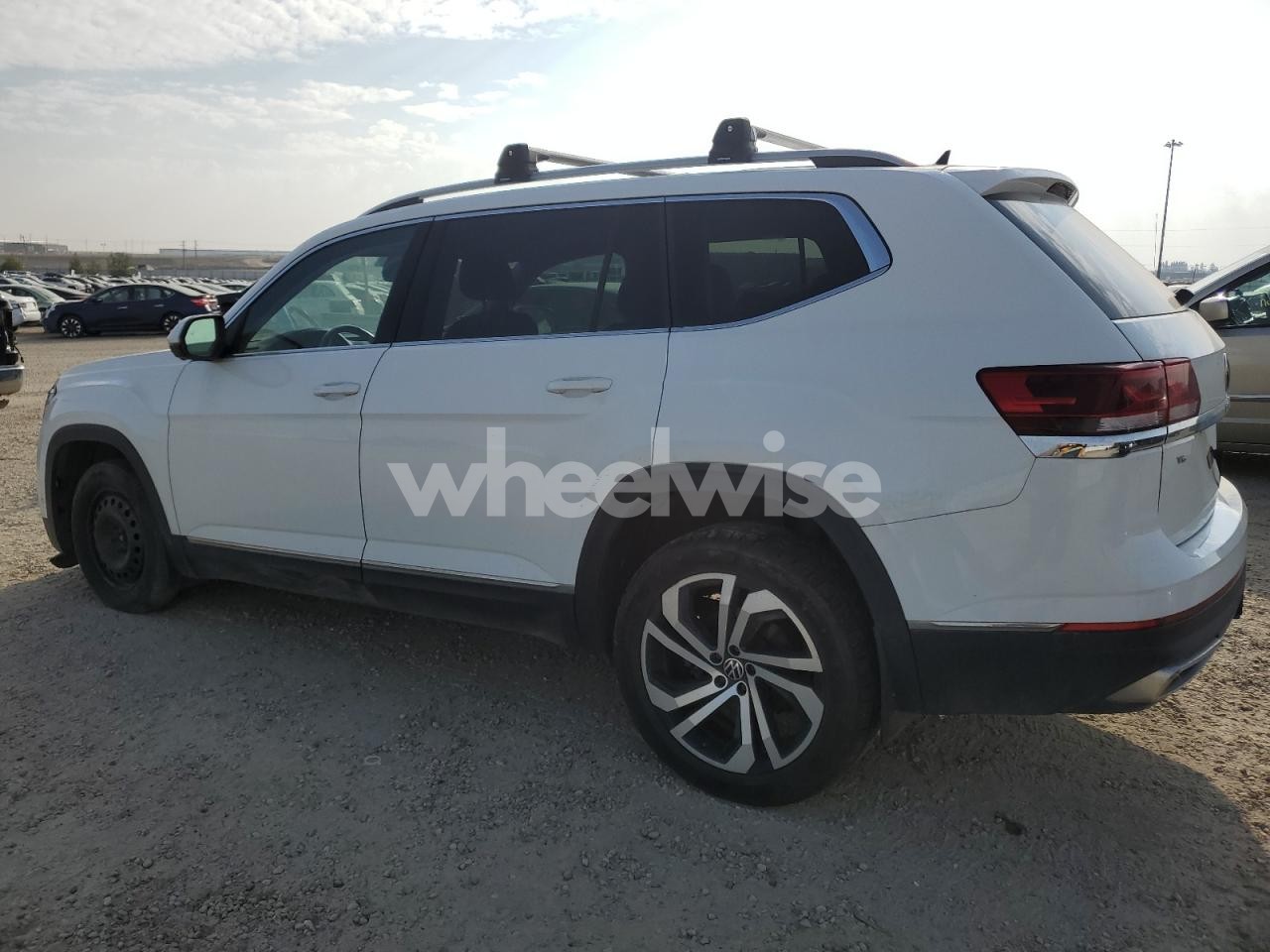 Photo 2 of 2021 VOLKSWAGEN ATLAS SEL PREMIUM (VIN 1V2TR2CA5MC515873)