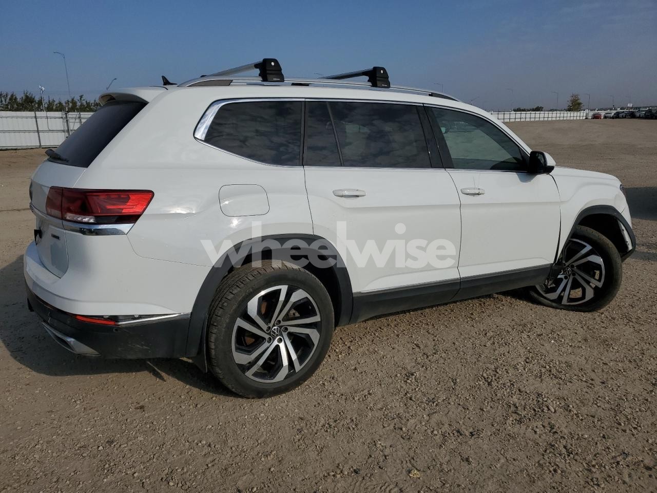 Photo 3 of 2021 VOLKSWAGEN ATLAS SEL PREMIUM (VIN 1V2TR2CA5MC515873)