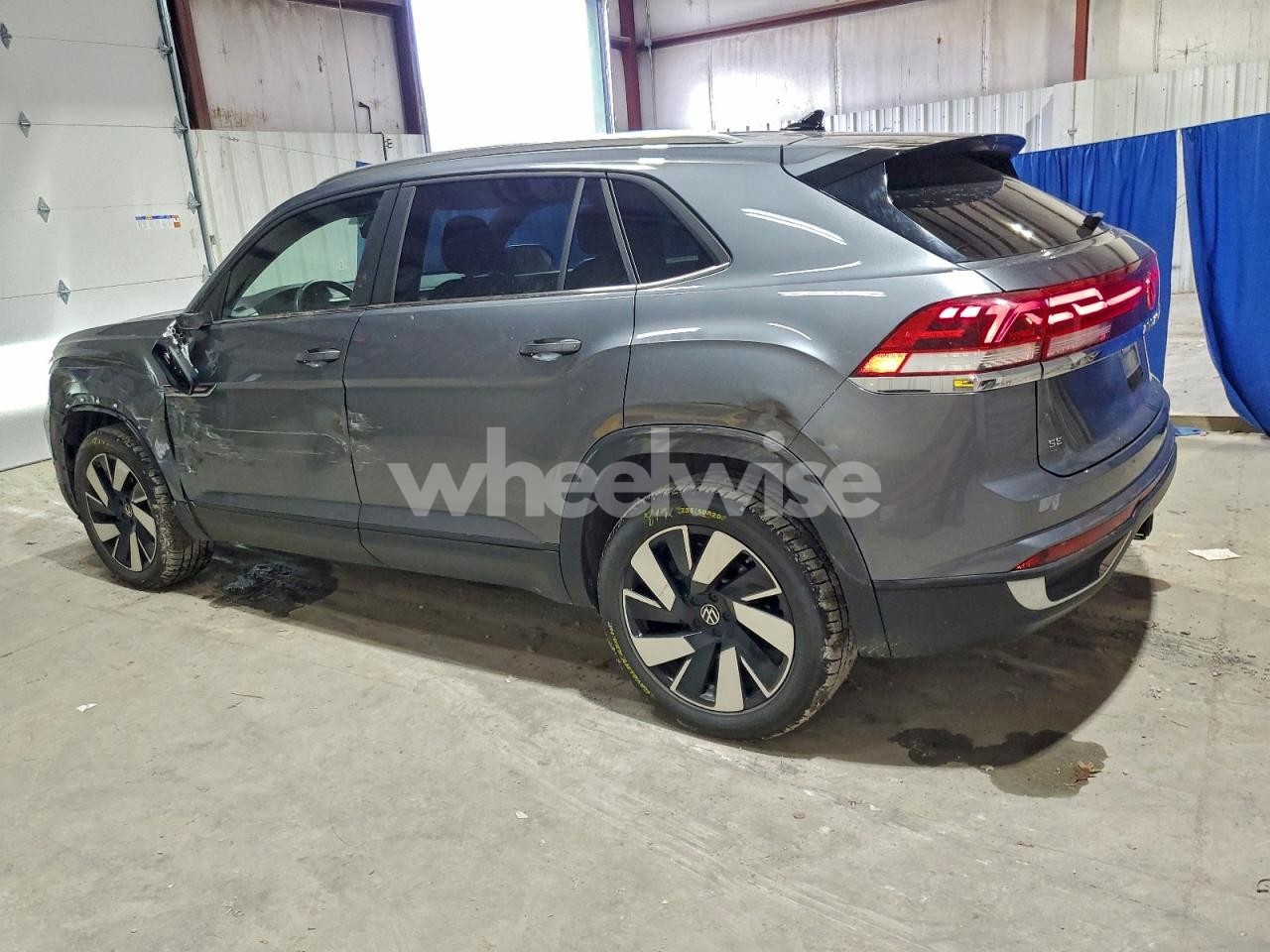 Photo 2 of 2024 VOLKSWAGEN ATLAS CROSS SPORT SE (VIN 1V2WE2CA7RC241706)