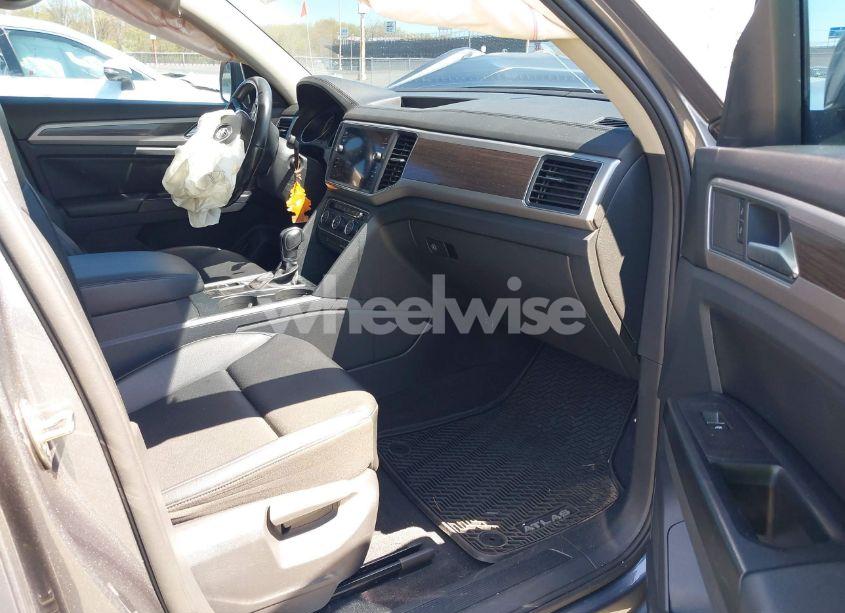 Photo 5 of 2019 Volkswagen Atlas 2.0T SE W/TECHNOLOGY (VIN 1V2WP2CA1KC588111)