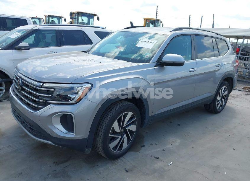 Photo 2 of 2024 Volkswagen Atlas 2.0T SE W/TECHNOLOGY (VIN 1V2WR2CA3RC567572)