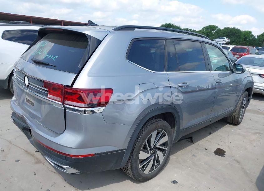 Photo 4 of 2024 Volkswagen Atlas 2.0T SE W/TECHNOLOGY (VIN 1V2WR2CA3RC567572)