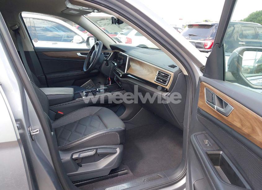 Photo 5 of 2024 Volkswagen Atlas 2.0T SE W/TECHNOLOGY (VIN 1V2WR2CA3RC567572)