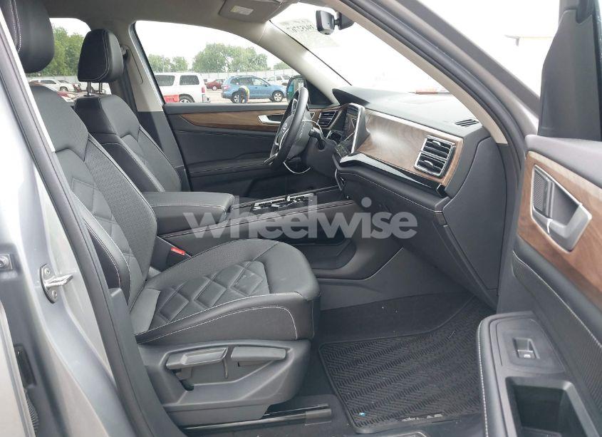 Photo 5 of 2024 Volkswagen Atlas 2.0T SE W/TECHNOLOGY (VIN 1V2WR2CA5RC543953)