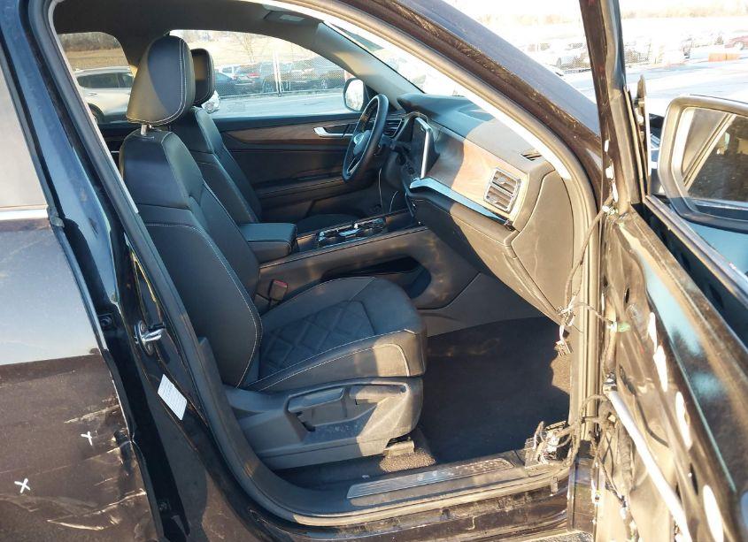 Photo 5 of 2024 Volkswagen Atlas 2.0T SE W/TECHNOLOGY (VIN 1V2WR2CA8RC580804)