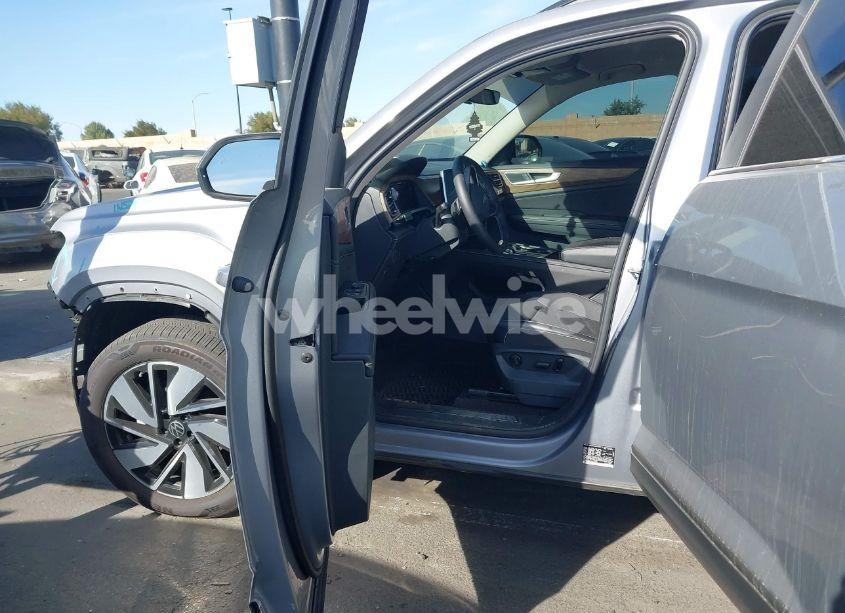 Photo 5 of 2024 Volkswagen Atlas 2.0T SE W/TECHNOLOGY (VIN 1V2WR2CA9RC577040)