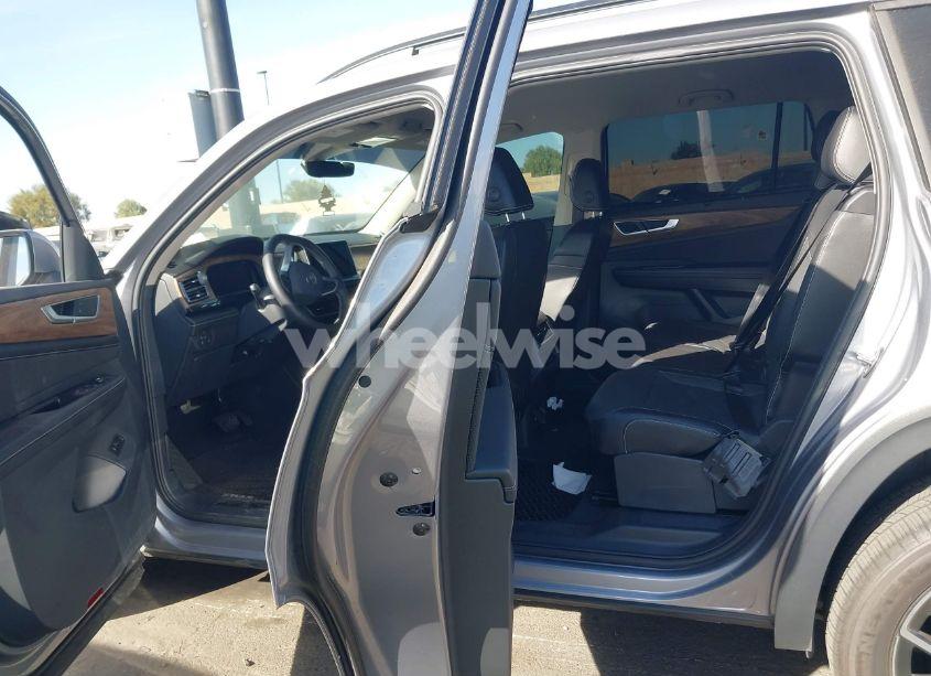 Photo 8 of 2024 Volkswagen Atlas 2.0T SE W/TECHNOLOGY (VIN 1V2WR2CA9RC577040)