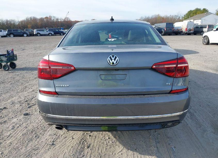 Photo 16 of 2018 Volkswagen Passat 2.0T R-LINE/2.0T S (VIN 1VWAA7A30JC000127)