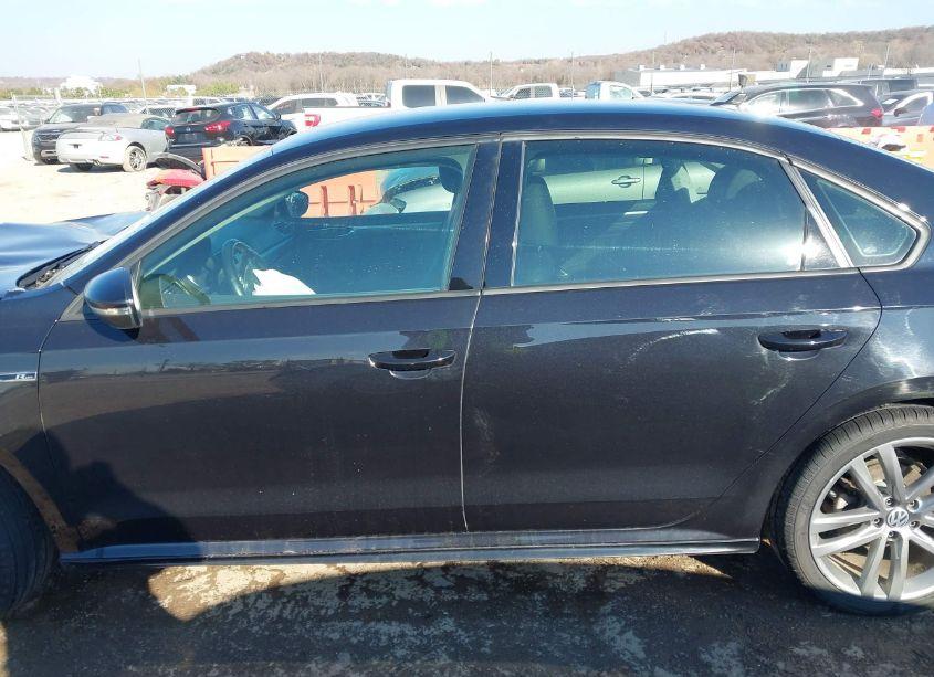 Photo 14 of 2018 Volkswagen Passat 2.0T R-LINE/2.0T S (VIN 1VWAA7A30JC021351)