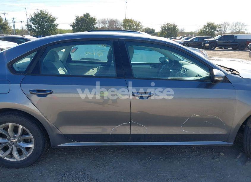 Photo 14 of 2018 Volkswagen Passat 2.0T R-LINE/2.0T S (VIN 1VWAA7A32JC000968)