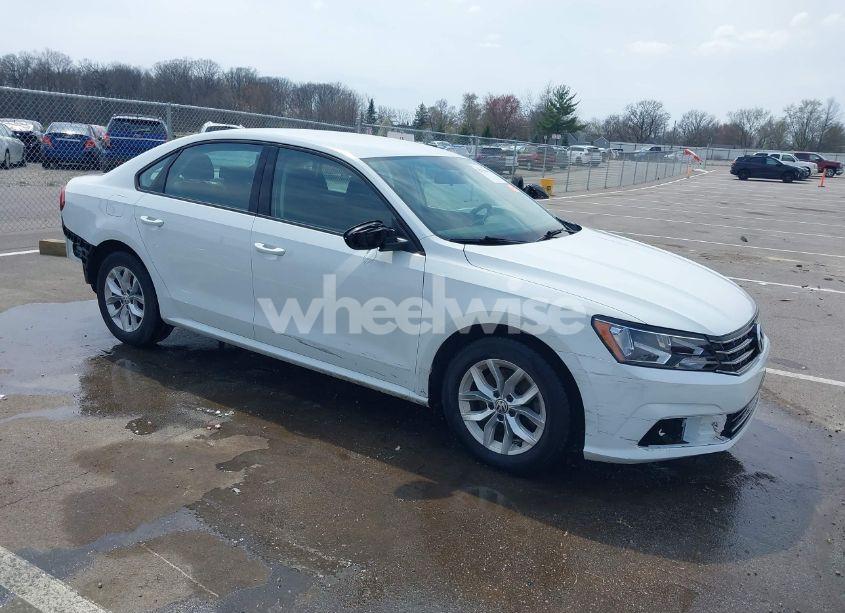 2018 Volkswagen Passat 2.0T R-LINE/2.0T S (VIN 1VWAA7A32JC011176) main photo