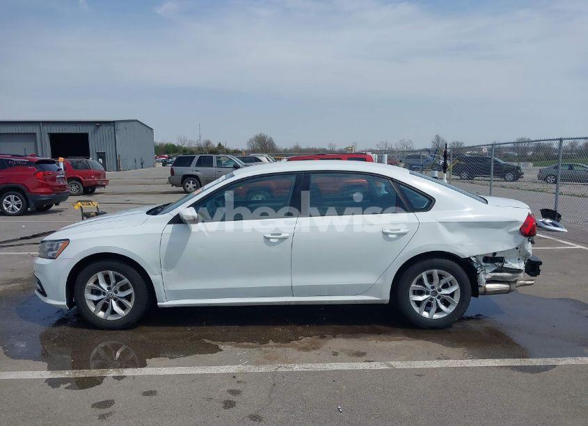 Photo 14 of 2018 Volkswagen Passat 2.0T R-LINE/2.0T S (VIN 1VWAA7A32JC011176)