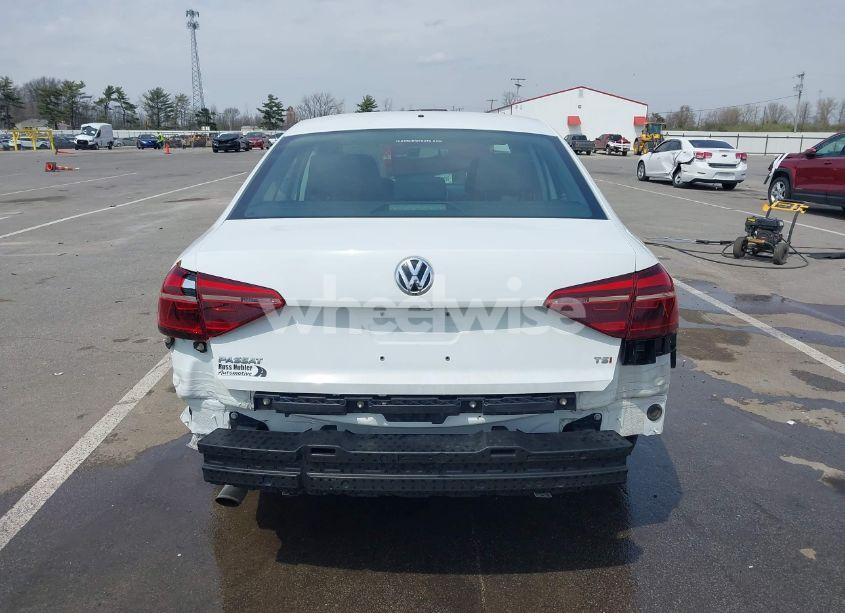 Photo 16 of 2018 Volkswagen Passat 2.0T R-LINE/2.0T S (VIN 1VWAA7A32JC011176)