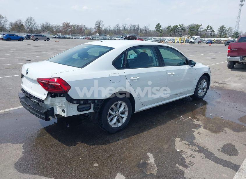 Photo 4 of 2018 Volkswagen Passat 2.0T R-LINE/2.0T S (VIN 1VWAA7A32JC011176)