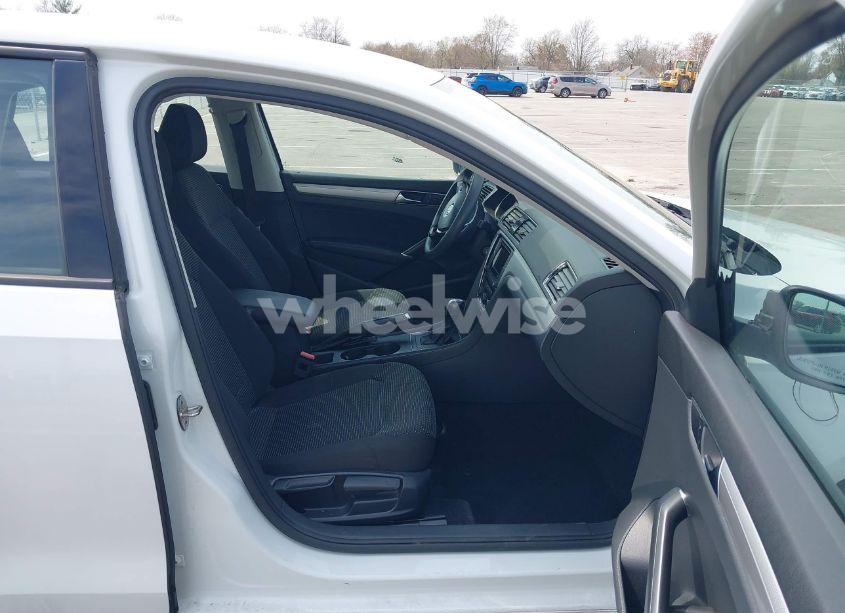 Photo 5 of 2018 Volkswagen Passat 2.0T R-LINE/2.0T S (VIN 1VWAA7A32JC011176)