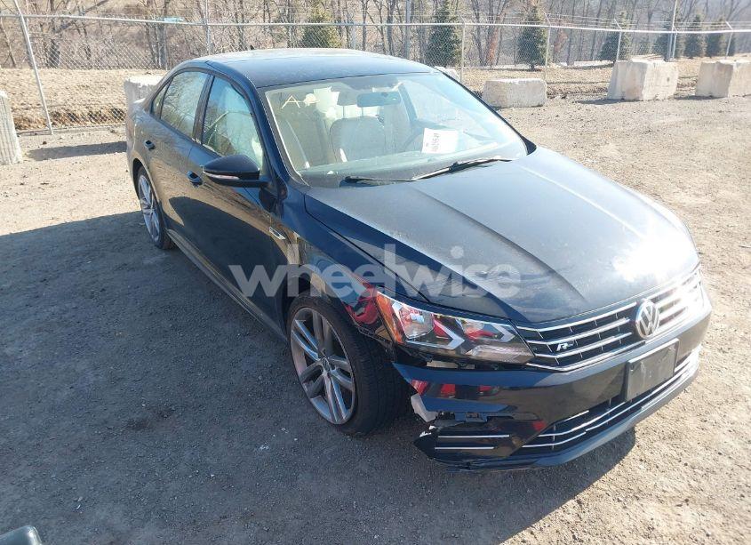 2018 Volkswagen Passat 2.0T R-LINE/2.0T S (VIN 1VWAA7A32JC014403) main photo