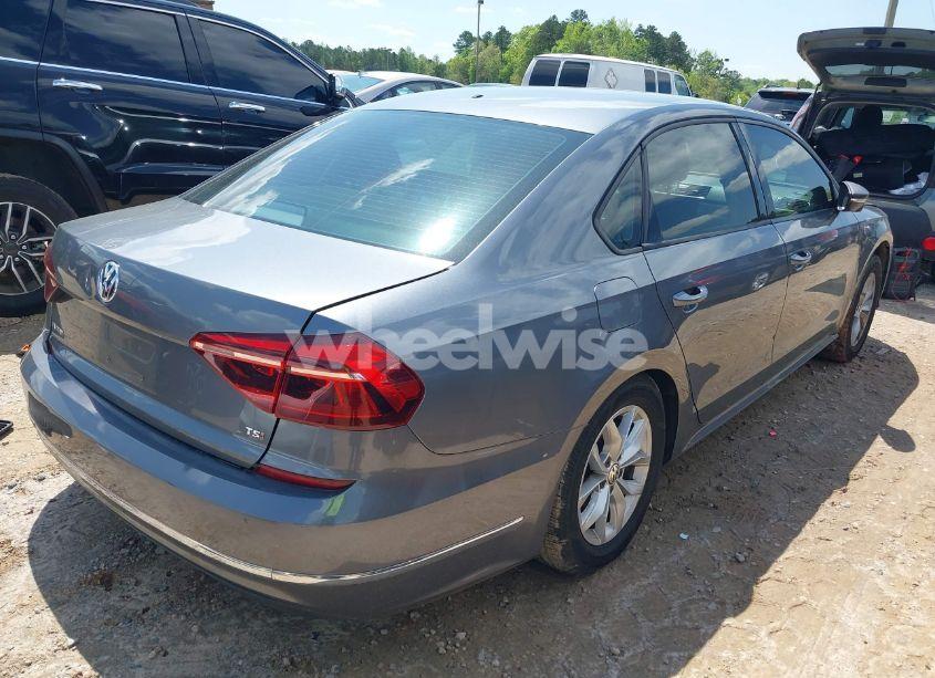 Photo 4 of 2018 Volkswagen Passat 2.0T R-LINE/2.0T S (VIN 1VWAA7A32JC022159)