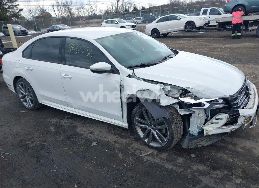 2018 Volkswagen Passat 2.0T R-LINE/2.0T S (VIN 1VWAA7A34JC039707) main photo