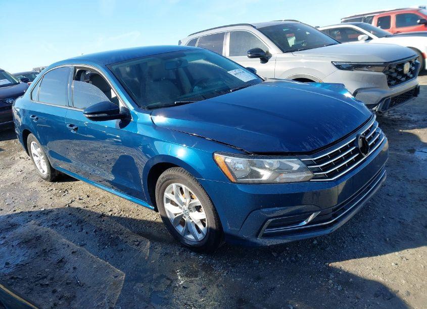 2018 Volkswagen Passat 2.0T R-LINE/2.0T S (VIN 1VWAA7A35JC033219) main photo